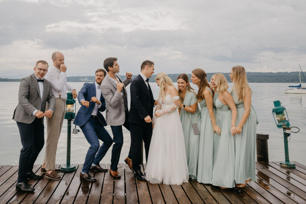 Gruppenfotos auf der Hochzeit mit Freunden und Familie